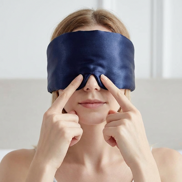 HOW IT WORKS STEP 1 MEDIA - LightsOut Blackout Sleep Mask