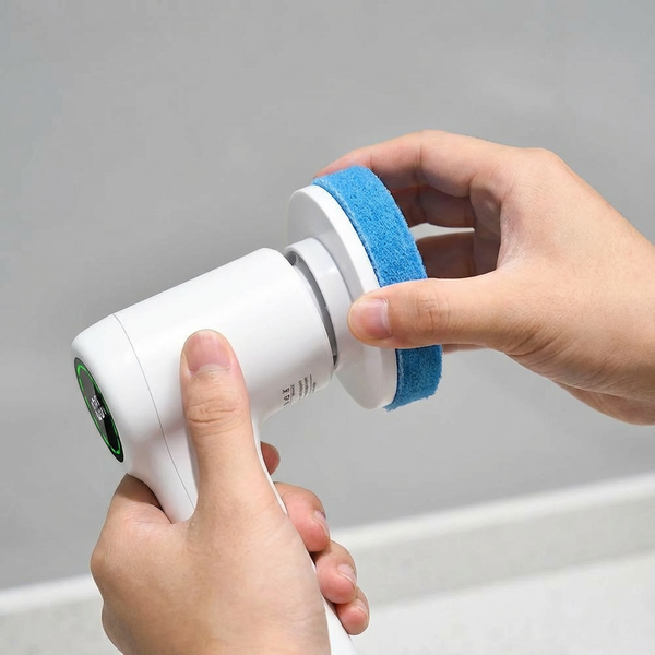 HOW IT WORKS STEP 1 MEDIA - DeepClean 5-in-1 Spin Scrubber